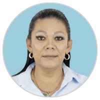 Retrato de una mujer de pelo largo y oscuro, con pendientes de aro dorados, camisa de cuello azul claro y collar, sobre un fondo circular azul claro.